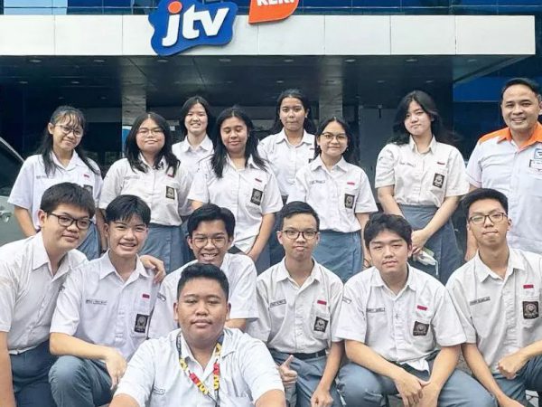 Siswa-siswi SMAK St. Hendrikus yang tergabung dalam kegiatan ekstrakurikuler Speak Up mengikuti kegiatan Fieldtrip ke salah satu stasiun Televisi yang terkenal yakni JTV.